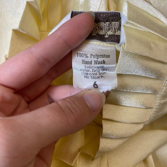 St. John Vintage 80’s Cream Satin Blouse Pleated Collar Size 6 - Picture 10 of 10